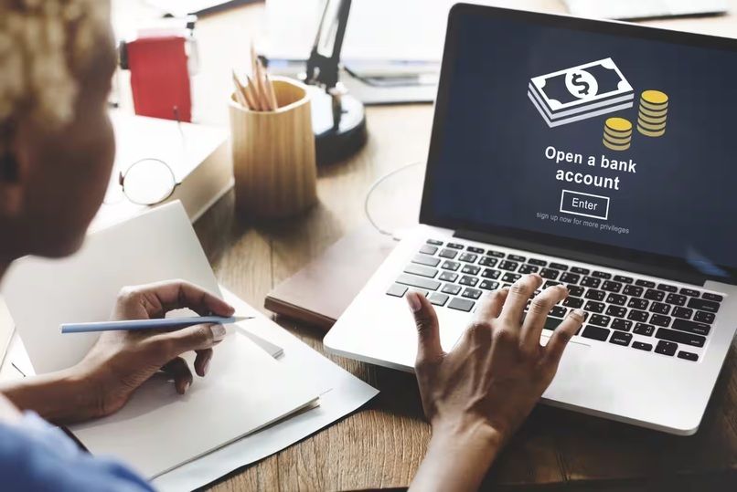 Minh họa khách hàng đang mở tài khoản ngân hàng