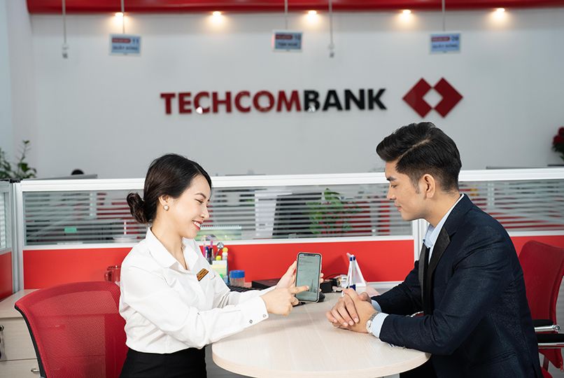 Kiểm tra tài khoản công ty trực tiếp tại quầy giao dịch hoặc qua Internet Banking 