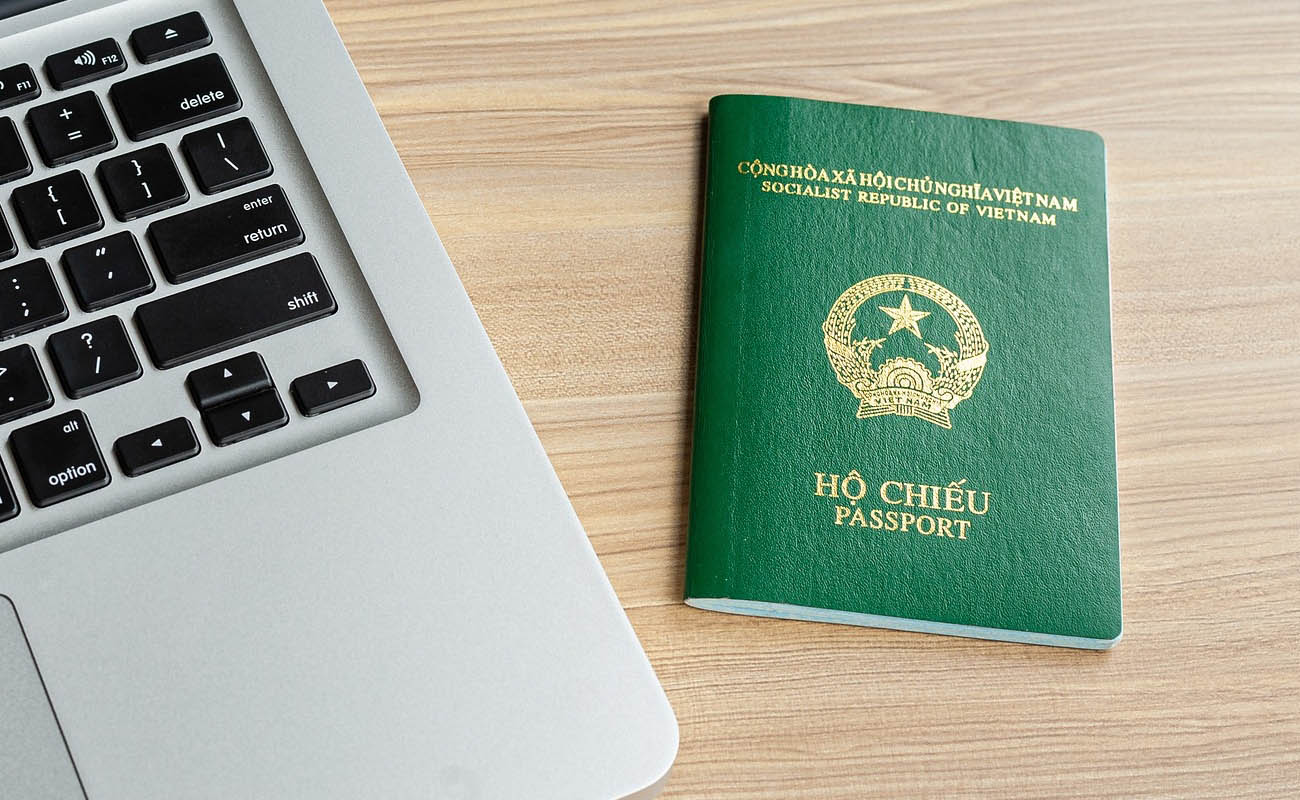 Hộ chiếu là vật bất ly thân khi đi du lịch nước ngoài.