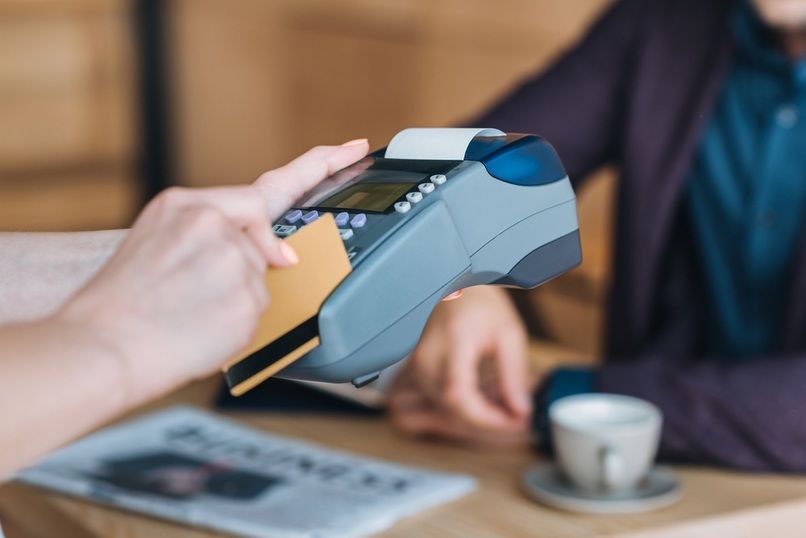 Quẹt thẻ qua máy POS