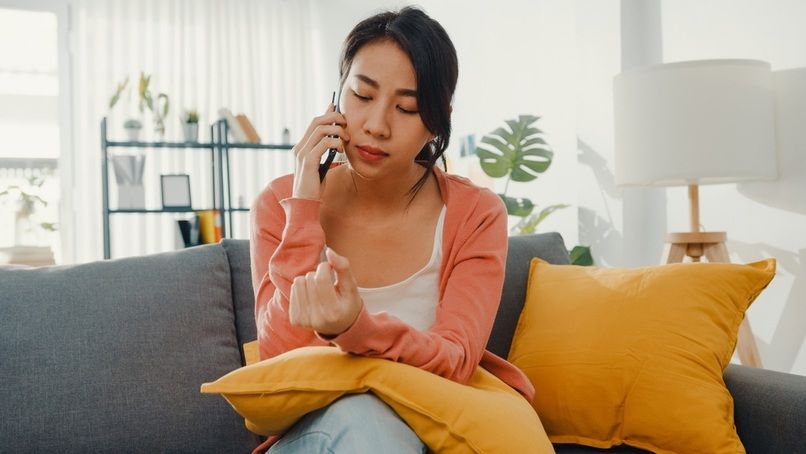 Liên hệ hotline của các ngân hàng để khóa thẻ ngay sau khi mất.