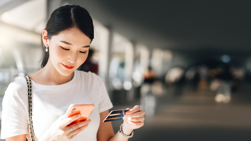 Khách hàng kiểm tra lại thông tin trên thẻ tín dụng.