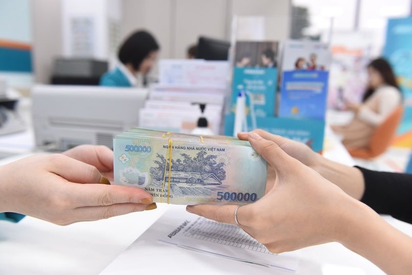 Khi rút tiền trực tiếp tại quầy giao dịch, bạn nên đặt lịch hẹn trước khi đến chi nhánh để được ưu tiên phục vụ và thủ tục nhanh chóng hơn.