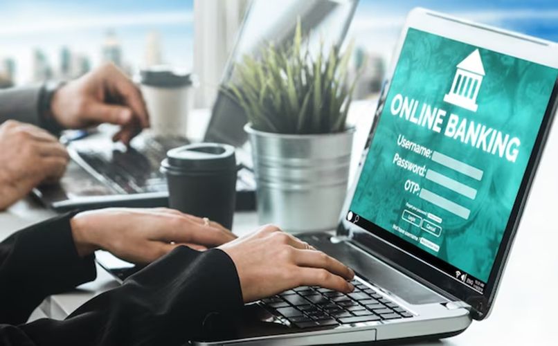 Chuyển tiền qua Internet Banking trên laptop