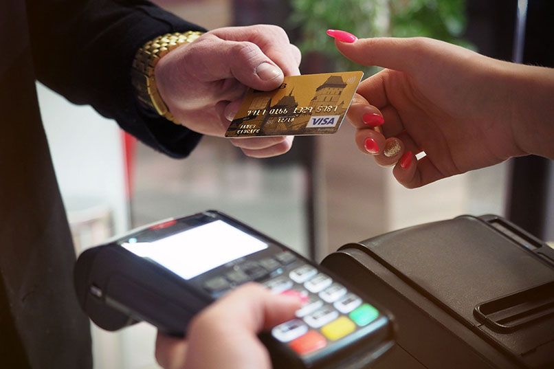 Quẹt thẻ ghi nợ qua máy POS