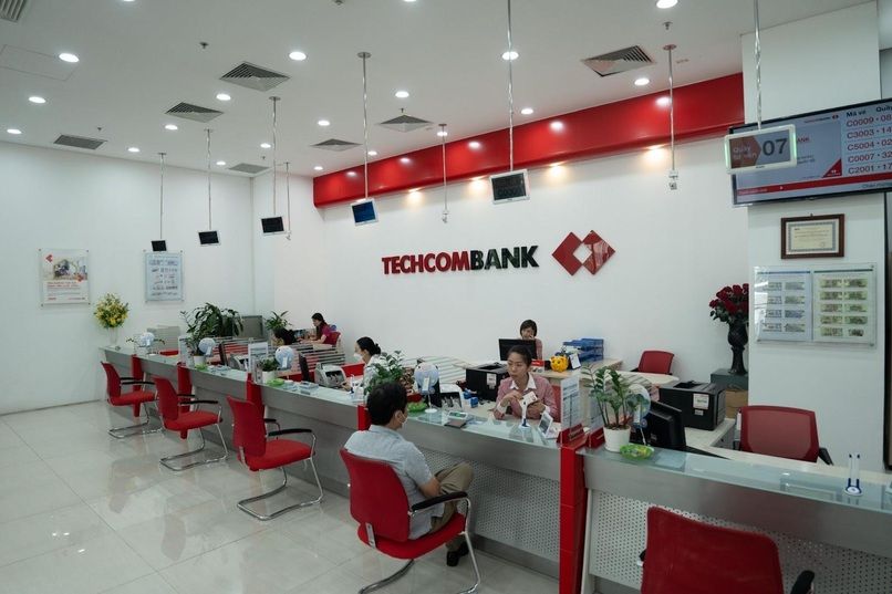 Khách hàng thực hiện giao dịch trực tiếp tại quầy
