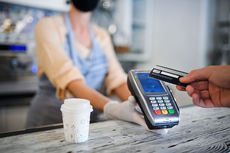 Quẹt thẻ qua máy POS