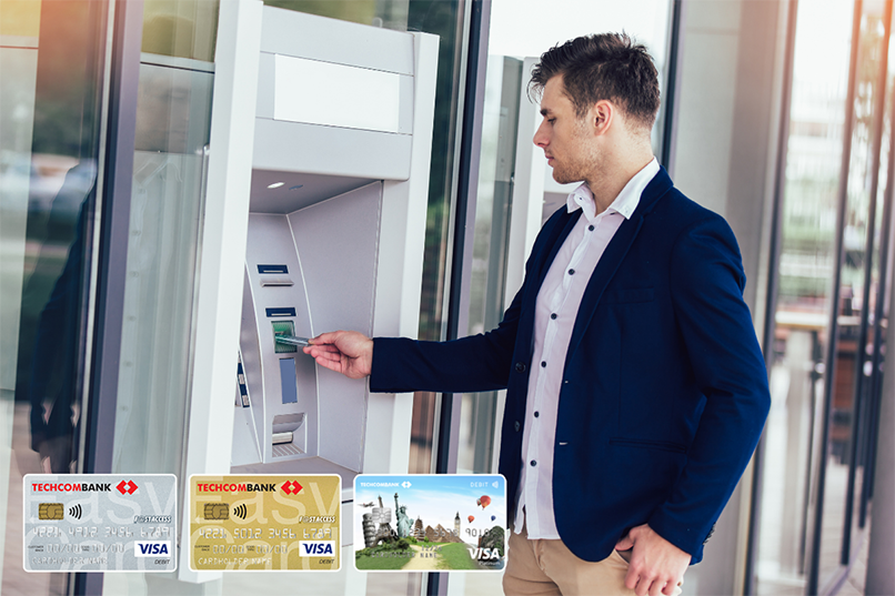 Khách hàng đang giao dịch rút tiền quốc tế bằng thẻ Visa Debit