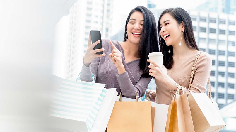 Hai cô gái dùng thẻ Visa để mua sắm trả góp